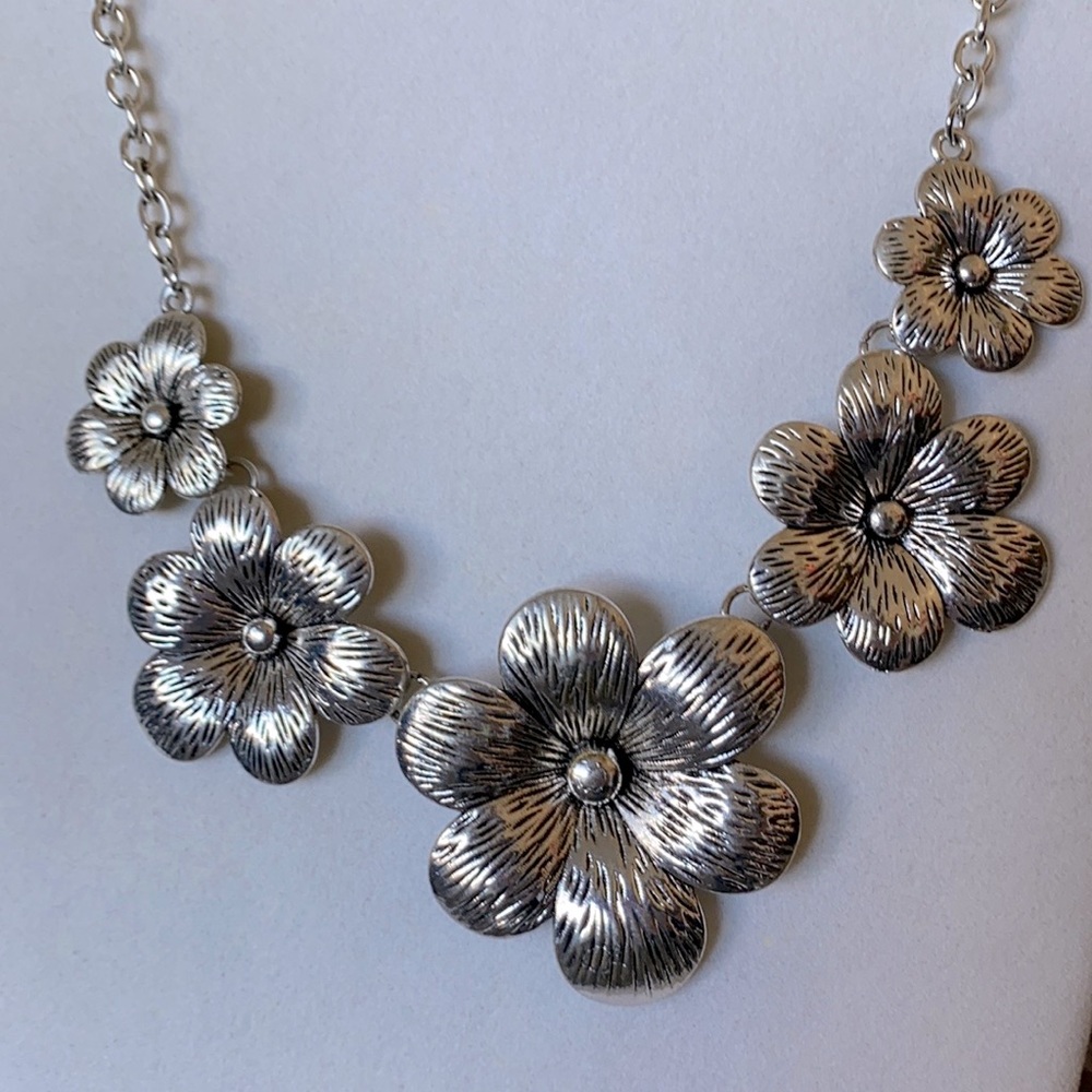 Silver flower Chain Necklace